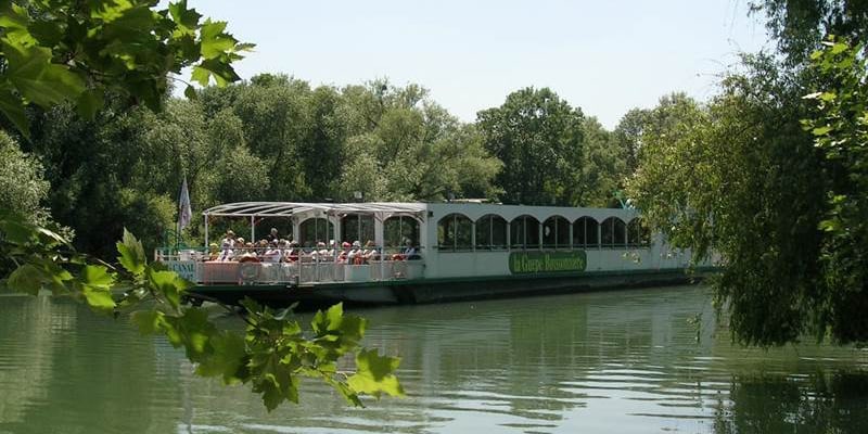 Repas sur un bateau sur la marne