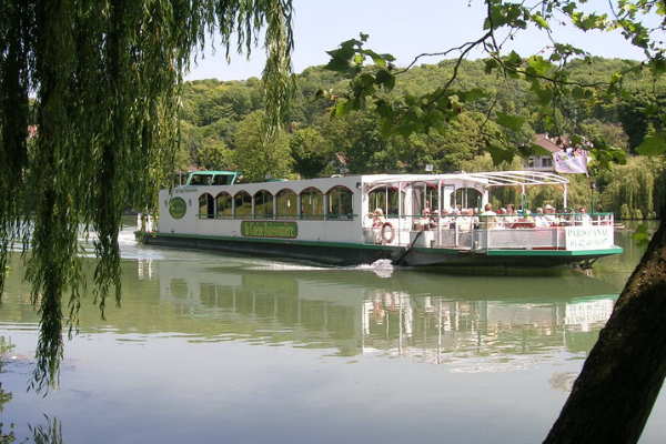 Bateau en balade sur les bords de Marne