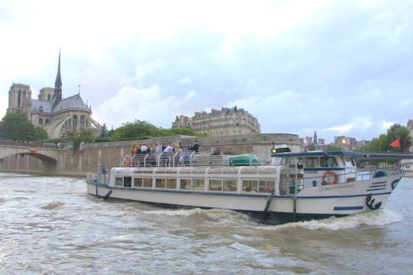 Martin Pêcheur sur la Seine devant Notre Dame-2