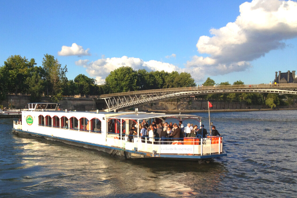 bateau la guêpe buissonnière sur la Seine Notre Dame-2